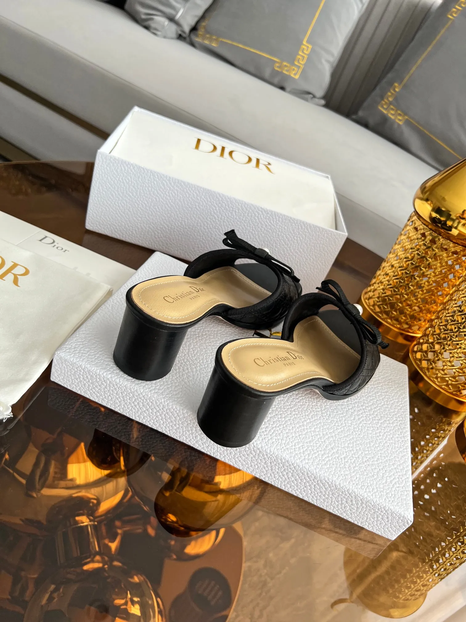 💕💕Factory direct selling price p480💕💕 🔥🔥Hot model👟👟DIOR 2025 early spring new product top version~ Original mold opening, 1:1 reproduction, original Italian last, purchasing agent level, original order quality. The Dway heeled sandals reinterpret Dior's iconic piece for an elegant look. The upper's delicate buckle strap highlights the 'CHRISTIAN DIOR' signature embroidery. Exquisite style. It is an ideal item to match with formal looks. ✅Outsole: original leather outsole imported from Italy. The sole is decorated with Christian Dior's lucky star symbol. ✅Size: 35～39 (40-41🉑customized). ✅Packaging: full set of original counter packaging.